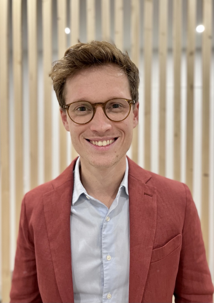 Bastien, associé